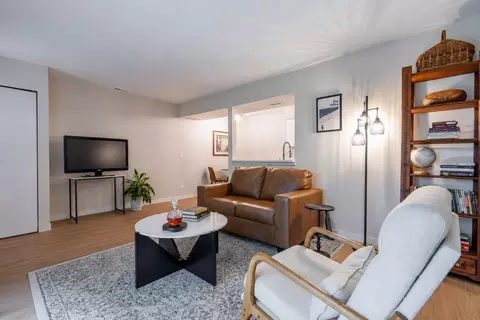 Living - 186 Judith Ct #B, Bartlett, IL 60103 photo 3 of 3