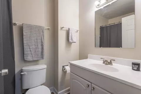 Bath - 186 Judith Ct #B, Bartlett, IL 60103 photo 2 of 2