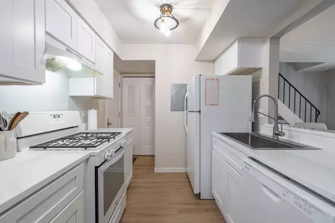 Kitchen - 186 Judith Ct #B, Bartlett, IL 60103 photo 2 of 3