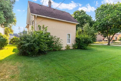 Exterior - 514 Locust St, Elgin, IL 60123 photo 3 of 4