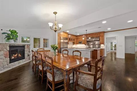 Dining - 644 Beaver Rd, Glenview, IL 60025 photo 2 of 2