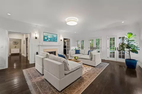 Living - 644 Beaver Rd, Glenview, IL 60025 photo 2 of 4