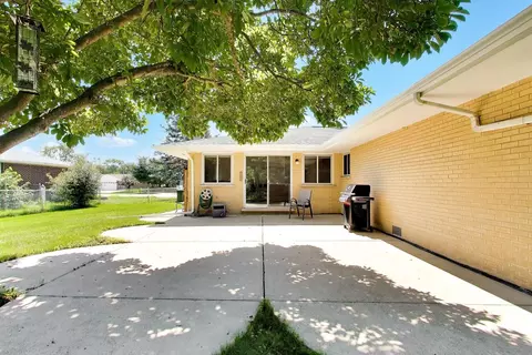 Exterior - 1762 E Camp Mcdonald Rd, Mount Prospect, IL 60056 photo 4 of 5