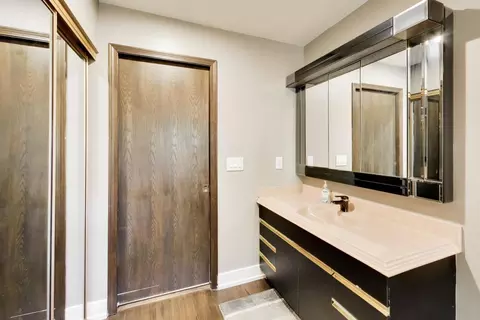 Bath - 1762 E Camp Mcdonald Rd, Mount Prospect, IL 60056 photo 2 of 3