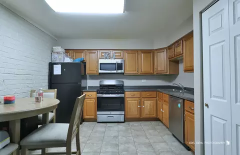 Kitchen - 224 E Bailey Rd #J, Naperville, IL 60565 photo 1 of 2