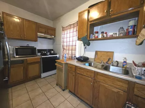 Kitchen - 7824 S Hermitage Ave, Chicago, IL 60620 photo 1 of 2