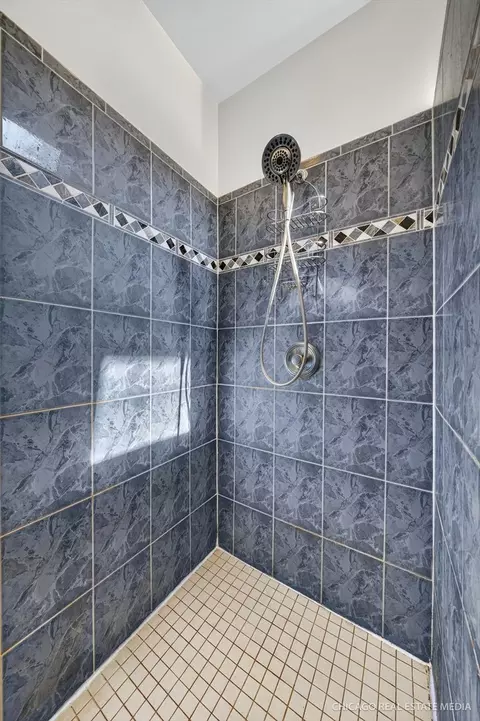 Bath - 11923 Devonshire St, Algonquin, IL 60102 photo 3 of 5