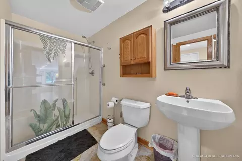 Bath - 11923 Devonshire St, Algonquin, IL 60102 photo 5 of 5