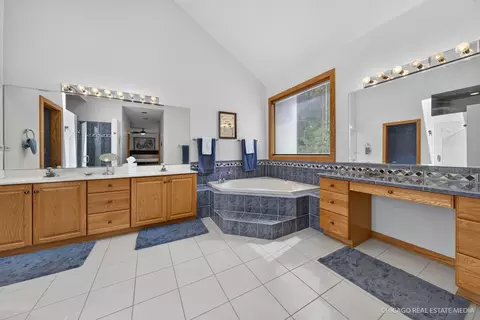 Bath - 11923 Devonshire St, Algonquin, IL 60102 photo 2 of 5