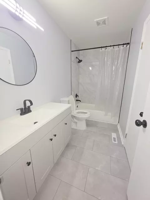 Bath - 6159 Marsh Ln, Matteson, IL 60443 photo 1 of 2