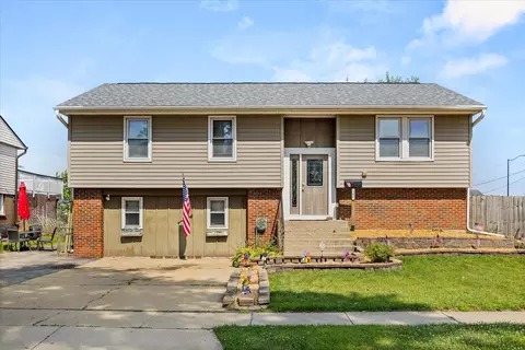 305 Hickory Ave, Romeoville, IL 60446