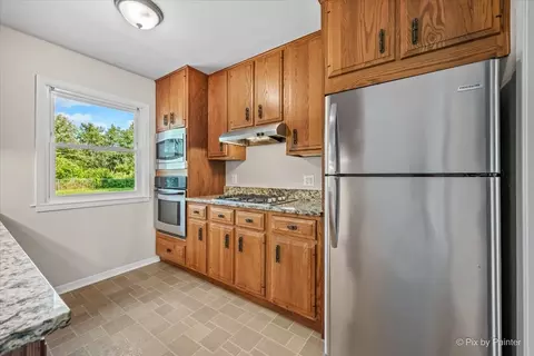Kitchen - 136 Scott Dr, East Dundee, IL 60118 photo 3 of 5