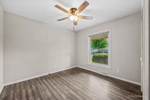Bedroom - 136 Scott Dr, East Dundee, IL 60118 photo 2 of 4