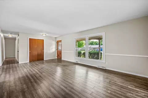 Living - 136 Scott Dr, East Dundee, IL 60118 photo 2 of 3