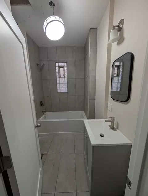 Bath - 654 E 92nd Pl, Chicago, IL 60619 photo 1 of 2