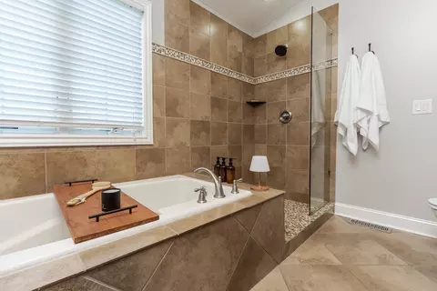 Bath - 17 Waterside Cir, Bloomington, IL 61704 photo 2 of 7