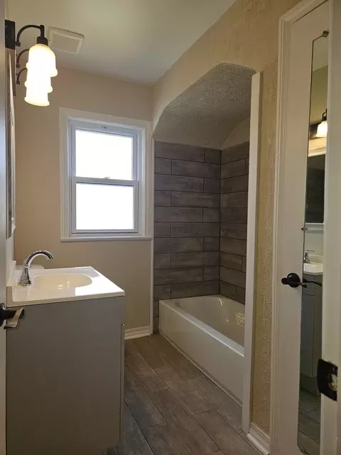 Bath - 10638 S Eberhart Ave, Chicago, IL 60628 photo 1 of 2