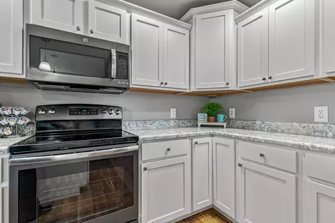 Kitchen - 220 E Franklin St #204, Eldridge, IA 52748 photo 7 of 7