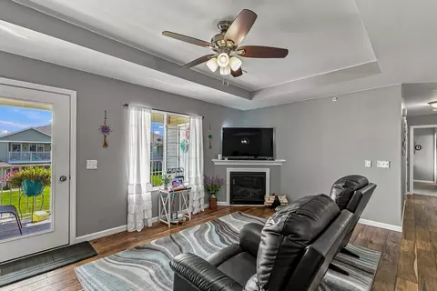 Living - 220 E Franklin St #204, Eldridge, IA 52748 photo 2 of 4