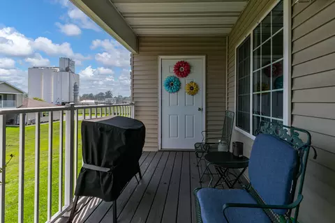Exterior - 220 E Franklin St #204, Eldridge, IA 52748 photo 5 of 7
