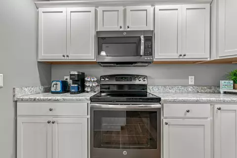 Kitchen - 220 E Franklin St #204, Eldridge, IA 52748 photo 3 of 7