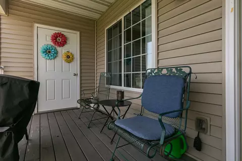 Exterior - 220 E Franklin St #204, Eldridge, IA 52748 photo 7 of 7