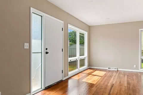 Entry Way - 5011 48th St, Moline, IL 61265 photo 2 of 4