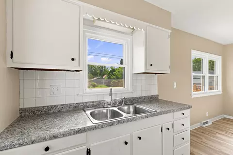 Kitchen - 5011 48th St, Moline, IL 61265 photo 4 of 4