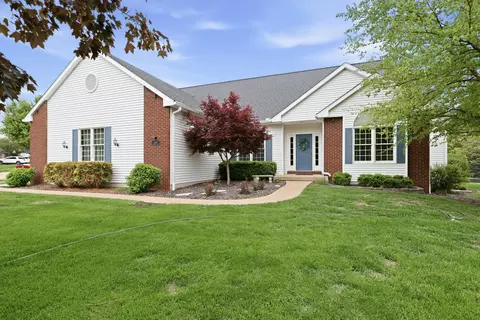 6503 Woodland Ct, Davenport, IA 52807