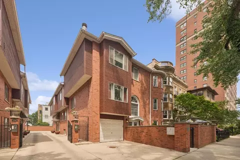 716 W Junior Ter #A, Chicago, IL 60613