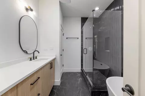 Bath - 437 E 42nd Pl, Chicago, IL 60653 photo 2 of 3