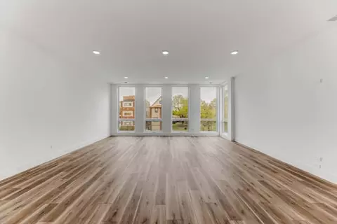 Living - 437 E 42nd Pl, Chicago, IL 60653 photo 1 of 2