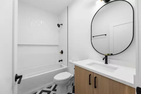 Bath - 437 E 42nd Pl, Chicago, IL 60653 photo 1 of 3