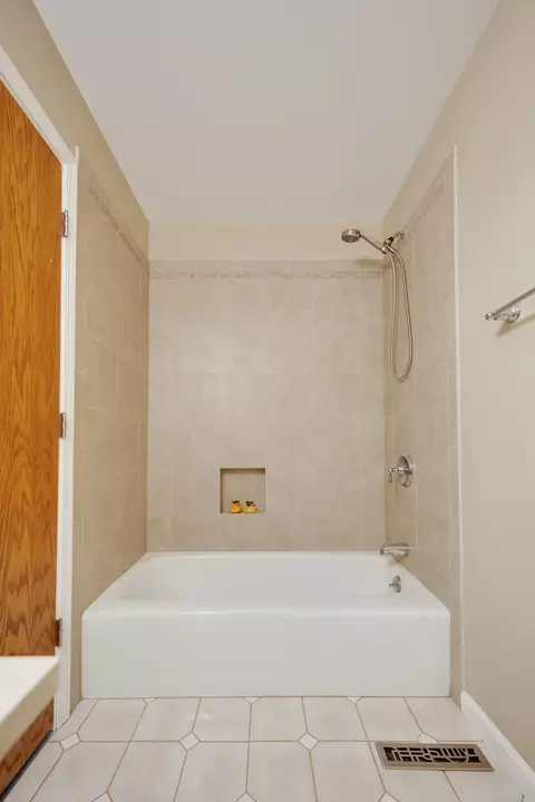 Bath - 736 Deborah Ave, Elgin, IL 60123 photo 3 of 4