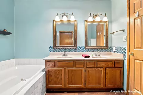 Bath - 4729 Crystal Trl, Mchenry, IL 60050 photo 1 of 3