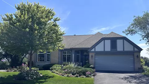 8 Canterbury Ct, Lake In The Hills, IL 60156