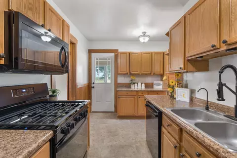 Kitchen - 23624 145th Ave, Eldridge, IA 52748 photo 2 of 2