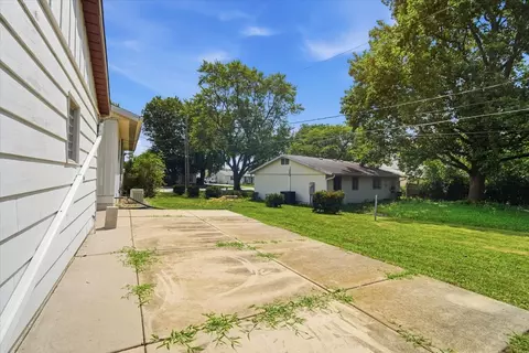 Exterior - 1302 Pinehurst Dr, Bloomington, IL 61704 photo 1 of 4