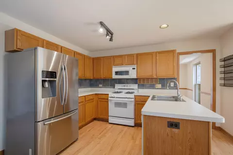 Kitchen - 2519 Crestview Dr, Aurora, IL 60502 photo 3 of 4