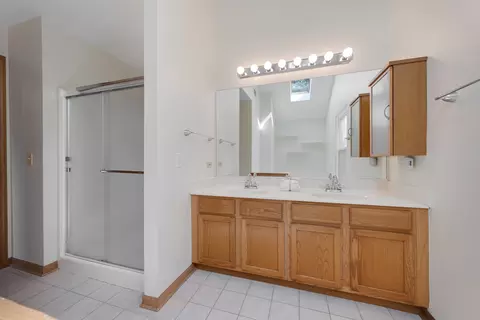 Bath - 2519 Crestview Dr, Aurora, IL 60502 photo 2 of 5