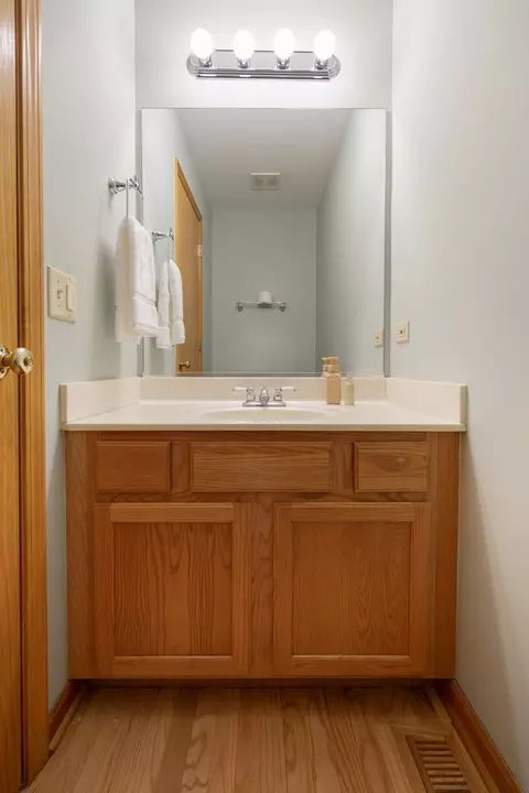 Bath - 2519 Crestview Dr, Aurora, IL 60502 photo 1 of 5