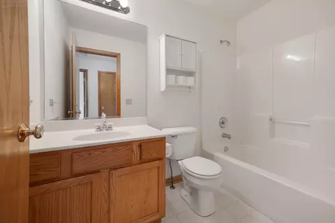 Bath - 2519 Crestview Dr, Aurora, IL 60502 photo 4 of 5