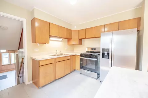 Kitchen - 2203 Kirchoff Rd, Rolling Meadows, IL 60008 photo 1 of 2