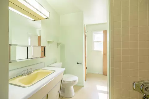 Bath - 2203 Kirchoff Rd, Rolling Meadows, IL 60008 photo 3 of 3