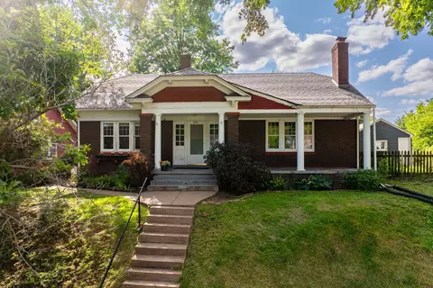 2516 Middle Rd, Davenport, IA 52803