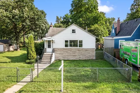 29 Glenwood Dr, Round Lake Beach, IL 60073