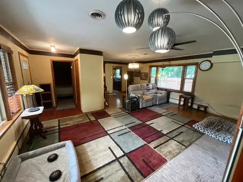 Living - 852 Carr St, Elgin, IL 60123 photo 2 of 4