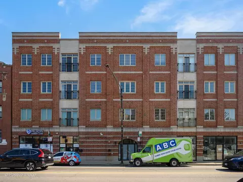 1453 W Irving Park Rd #305, Chicago, IL 60613