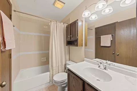 Bath - 27 W327 Providence Ln, Winfield, IL 60190 photo 3 of 3