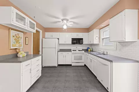 Kitchen - 27 W327 Providence Ln, Winfield, IL 60190 photo 3 of 5